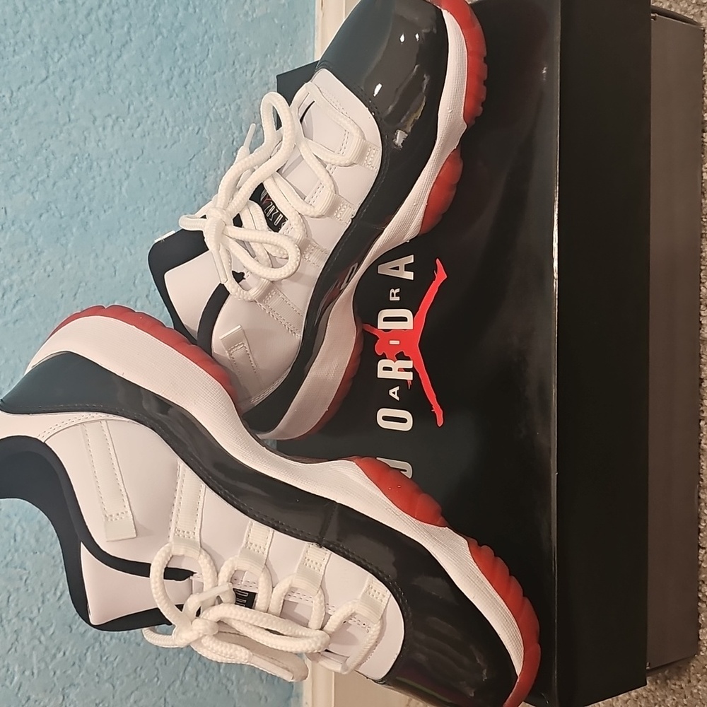 NIKE JORDANS 11 LOW